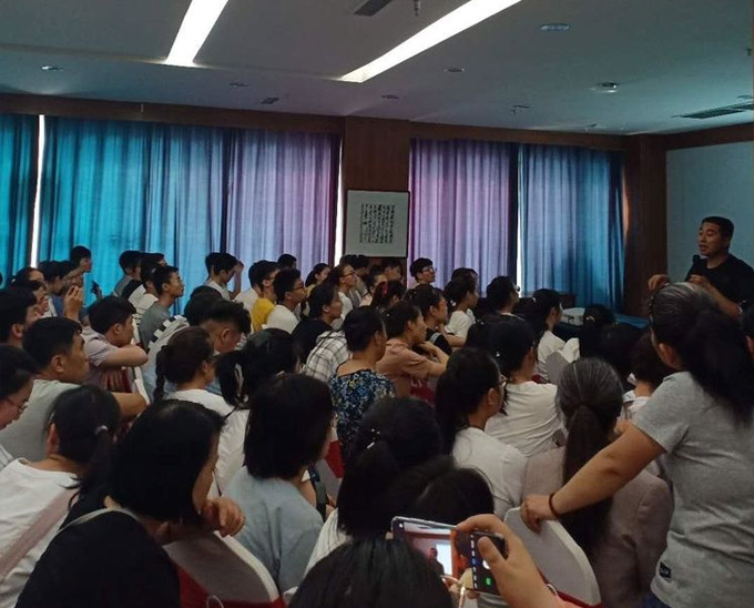 賀建平高考志愿填報(bào)公益活動在麗彬文化園舉辦